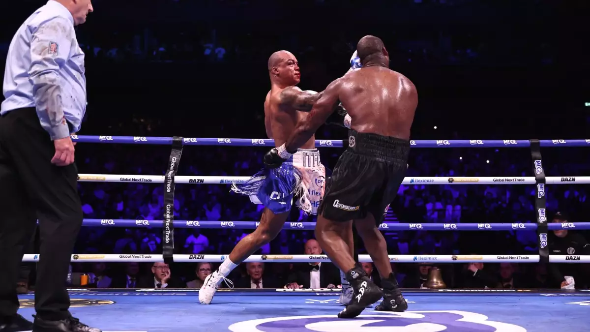 Дюбуа перед боем с Уордли гуляет по Брикстону с поясом WBO